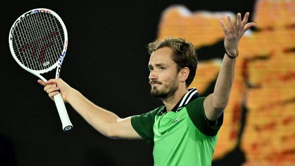 Medvedev remonta ante Zverev y jugará su tercera final en Melbourne