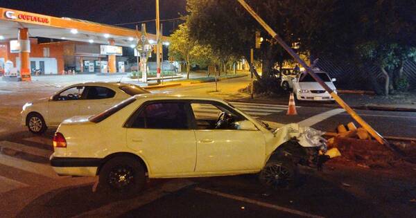 Diario HOY | Encarnación: manejaba borracho y acabó derribando un semáforo