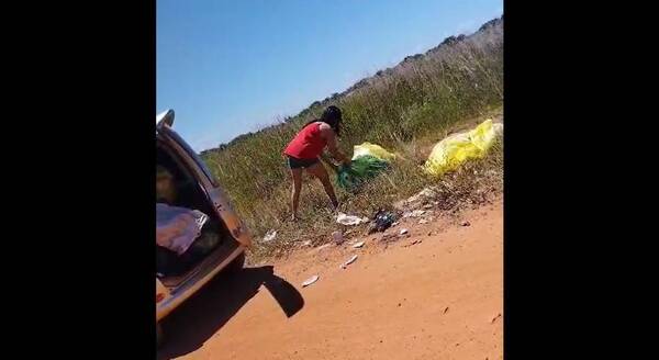 [VIDEO] Obligan a mujer a recoger basura que tiró al costado de una calle