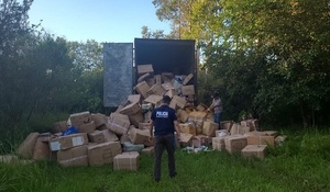 Piratas del asfalto asaltan camión en Alto Paraná y lo abandonan en zona boscosa