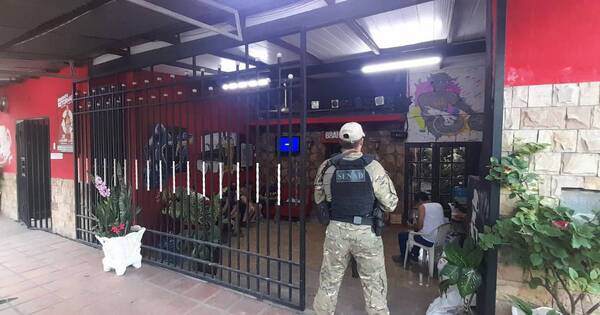 La Nación / No solo vendían bebidas en una bodega, también droga