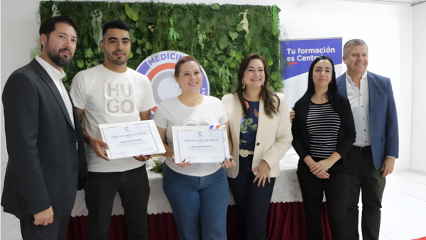 UCP hace entrega de becas para estudiar Medicina a estudiantes paraguayos - La Clave
