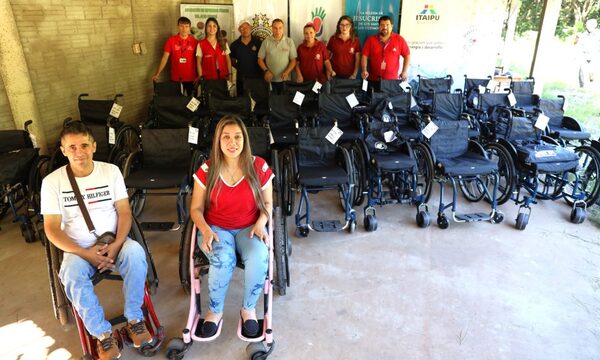 ITAIPU entregó sillas de ruedas y equipos de apoyo en Alto Paraná