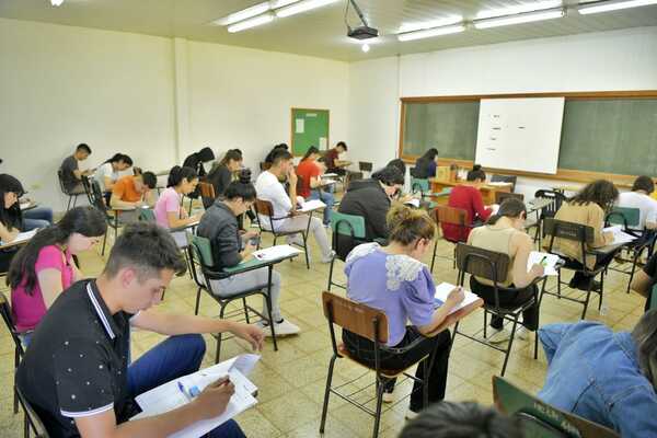 Más del 90% de las postulaciones para acceder a becas son para la universidad - La Clave