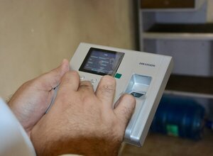 Controlarán salidas transitorias de las cárceles con reloj biométrico - ADN Digital