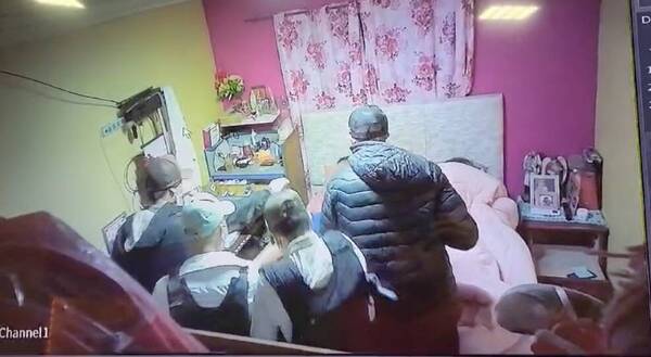 [VIDEO] ¡Terrible! Cámaras grabaron cómo malandros entraron a la habitación mientras la pareja dormía