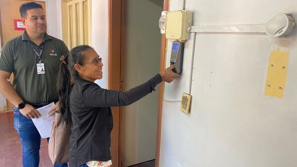 Emotiva despedida a dos guardianes de la salud en Boquerón que se retiran después de 35 y 37 años de servicio