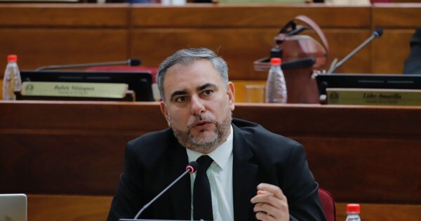 Ever Villalba plantea trasladar funcionarios a Educación y Salud para frenar la "sobrepoblación" en el Congreso