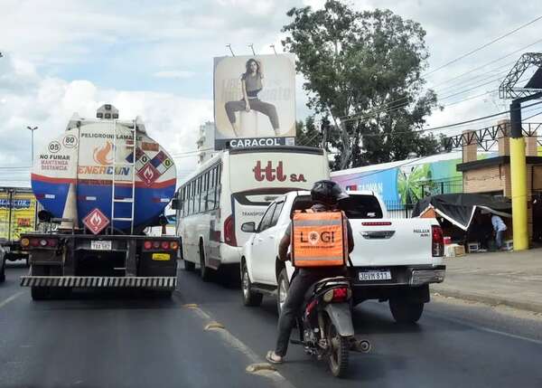 Carril único: multan a medio centenar de automovilistas y a ningún transportista - Economía - ABC Color