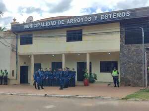 Arroyos y Esteros: denuncian que intendente no aparece en municipalidad y funcionarios se retiran fuera del horario laboral - Política - ABC Color