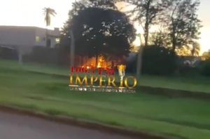 Queman aparentemente de manera intencional una precaria vivienda en barrio Obrero - Radio Imperio 106.7 FM