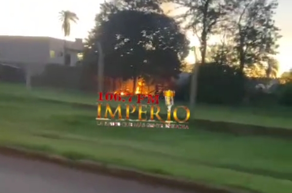 Queman aparentemente de manera intencional una precaria vivienda en barrio Obrero - Radio Imperio 106.7 FM