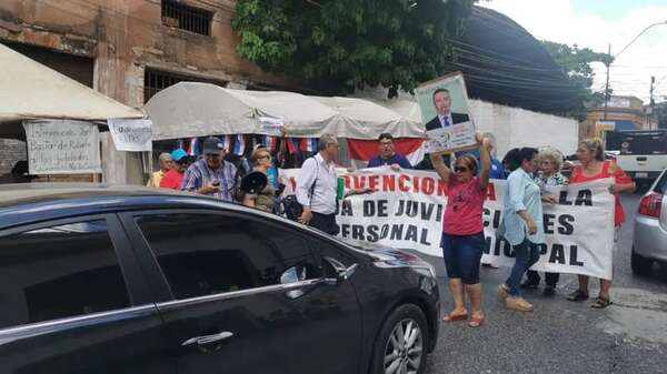Jubilados insistirán con la intervención de la Caja Municipal - Política - ABC Color