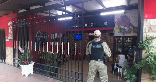 La Nación / No solo vendían bebidas en una bodega, también droga