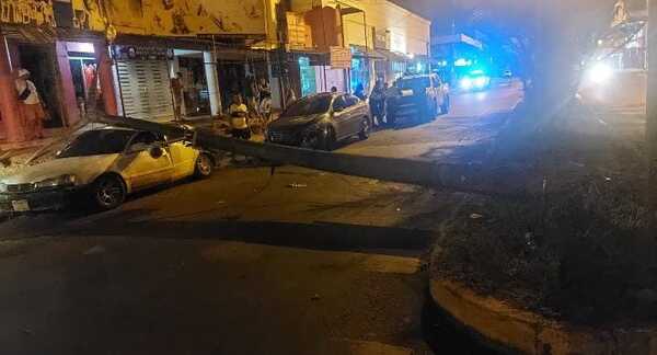 Conductor borracho derriba columna y poste cae sobre automóvil estacionado