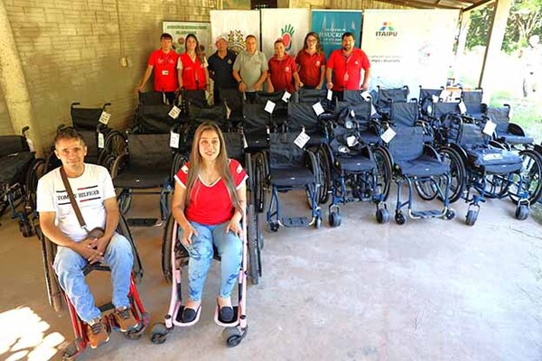 Itaipú entregó sillas de ruedas y equipos de apoyo en ciudades cabeceras de Alto Paraná | DIARIO PRIMERA PLANA