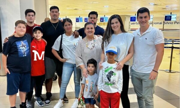 Familia de Vita despidió a sus hijos y esposa de Tito en el aeropuerto