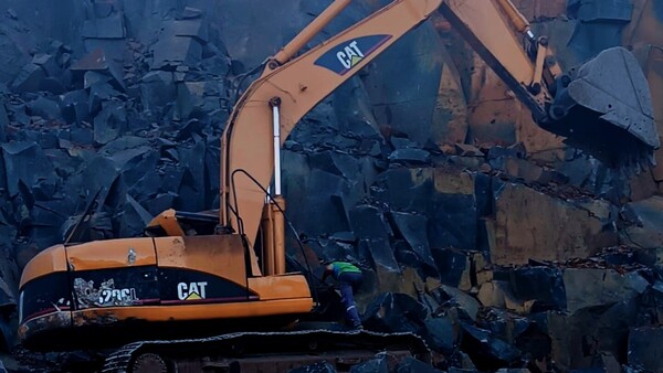 Obrero muere aplastado por una roca en una retroexcavadora en Santa Rita