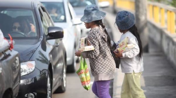 Imputan a mujer que obligaba a sus hijos menores a pedir dinero en la vía pública | 1000 Noticias
