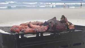 Critican a paraguayos que hacen asado y guiso en playa de Brasil