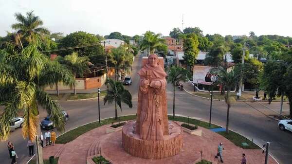 El monumento gigante de Fray Luis Bolaños en Caazapá - Nacionales - ABC Color