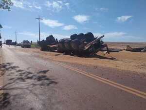 Volcó camión cargado de granos de soja en Tomás R. Pereira