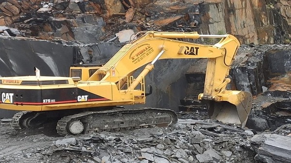 Tragedia en el Este: Obrero muere aplastado por una roca en una retroexcavadora - Noticias Paraguay