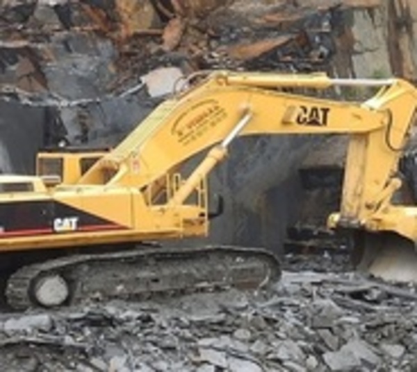 Obrero muere aplastado por una roca en una retroexcavadora - Paraguay.com