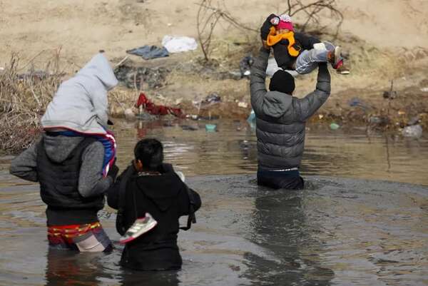 Migrantes pagan hasta 40.000 dólares por amparos para llegar a la frontera norte de México - Mundo - ABC Color