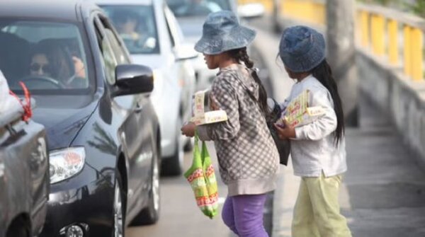 Imputan a mujer que obligaba a sus hijos menores a pedir dinero en la vía pública