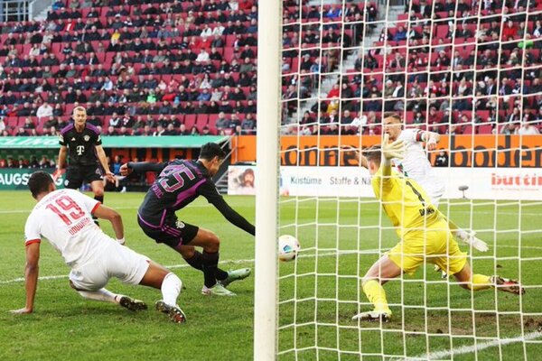 Bayern gana en Augsburgo y vuelve a meter presión al Leverkusen