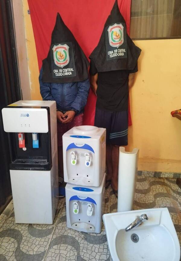 ¡Aguas! ¡aguas! La policía los pilló llevándose unos bebederos y un lavatorio