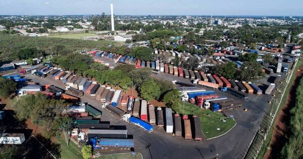 La Nación / Puerto de Foz sigue batiendo récord y Paraguay es su principal cliente