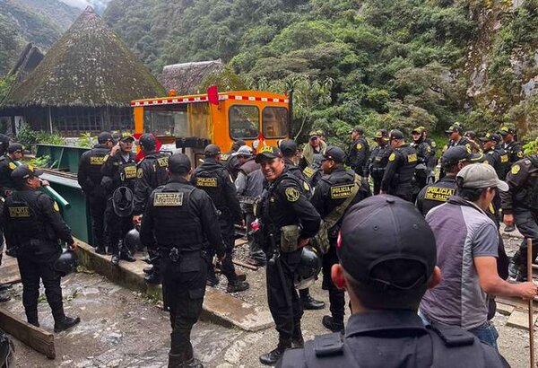 Casi 700 turistas son evacuados tras protestas en Machu Picchu