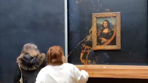 Dos activistas climáticas arrojan sopa al cuadro de La Gioconda