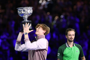 Versus / ¡Partidazo! Sinner remonta dos sets ante Medvedev y se queda con el Abierto de Australia