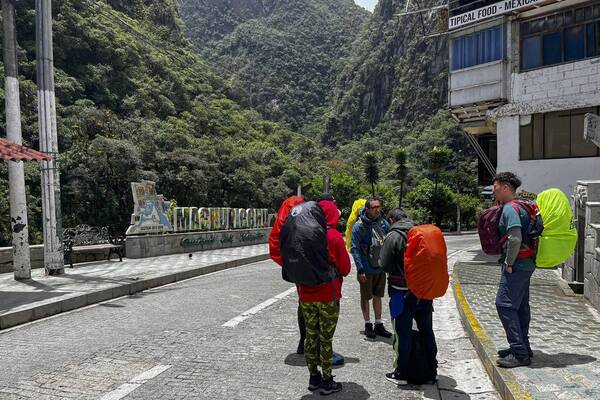 Casi 700 turistas son evacuados tras protestas en Machu Picchu