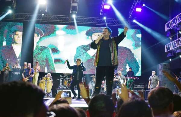 Al ritmo de “Tuta Tuta y Vení Raquel”, Los Auténticos Decadentes bailaron con caazapeños - Nacionales - ABC Color