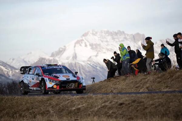 Neuville impide la décima victoria de Ogier y se lleva su segundo rally de Montecarlo - Automovilismo - ABC Color