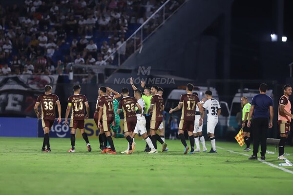Versus / Lo reclamó todo Nacional: Así fue la jugada del gol anulado a la "Academia" ante Olimpia