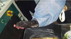 Cachan a patada gallos de riña en cárcel de Tacumbú