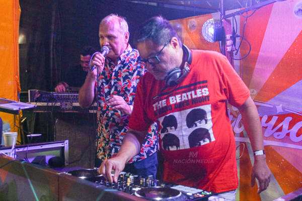 [GALERÍA] ¡"El Retrovisor" se hizo en un camarote del carnaval encarnaceno!