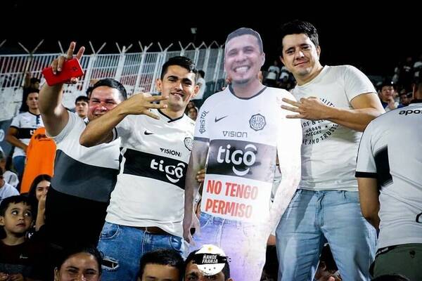 A la hora de alentar, ¡todo vale!: llevaron al amigo “sin permiso” para ver a Olimpia