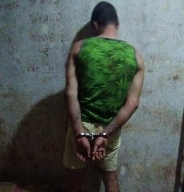 Clavó a su socio de tragos en el cuello tras una discusión