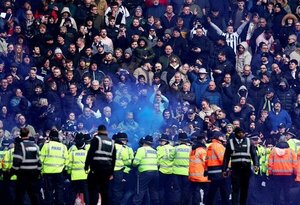 Interrumpido un partido de Copa de Inglaterra por incidentes en las gradas