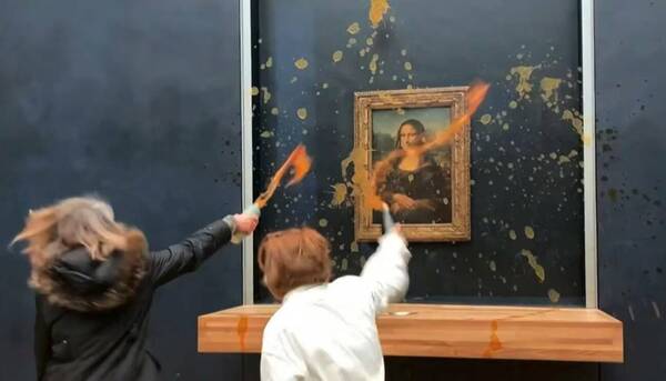 ¡No podés! Dos fulanas entraron a “sopa-pear” a la Gioconda para plaguearse