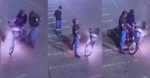 [VIDEO] Sacaron su “pichulín” para apagar el incendio de su moto como si fueran mangueras de bomberos