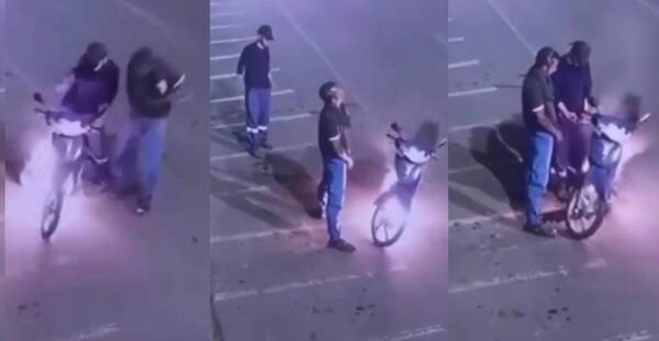 [VIDEO] Sacaron su “pichulín” para apagar el incendio de su moto como si fueran mangueras de bomberos