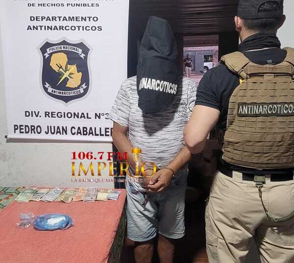 Antinarcóticos detiene a un hombre por microtráfico en el barrio Bernardino Caballero - Radio Imperio 106.7 FM