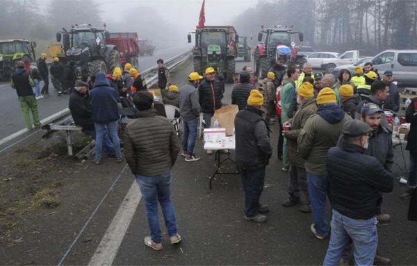 Agricultores franceses bloquearán París a partir de hoy - Informatepy.com